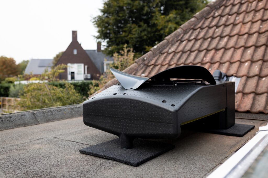 Warmtepomp geïnstalleerd op het dak